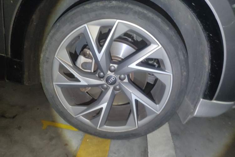 Used Audi Q5 e-tron 2022 40 e-tron Starlight Edition Mech Kit Right Front Wheel Hub