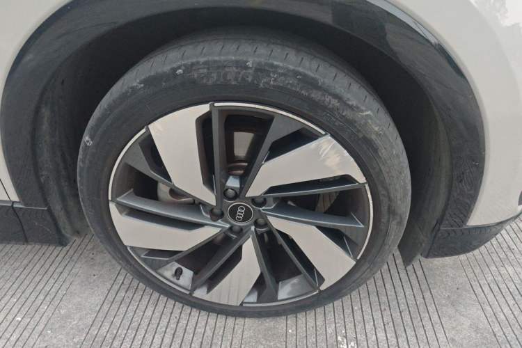 Used Audi Q5 e-tron 2022 40 e-tron Starlight Edition Mech Kit Right Front Wheel Hub