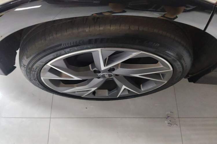 Used Audi Q5 e-tron 2022 50 e-tron quattro Glory Edition Elegant Suit Right Rear Wheel Hub