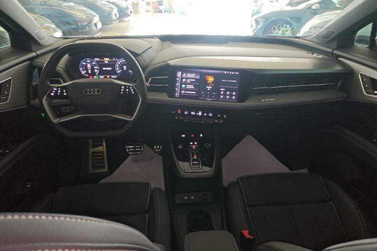 Used Audi Q5 e-tron 2022 40 e-tron Starlight Edition Mech Kit Center Console