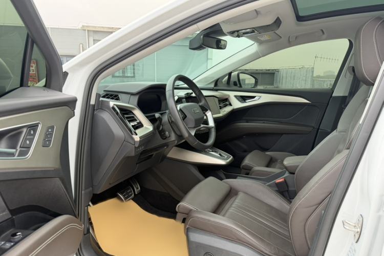 Used Audi Q5 e-tron 2022 50 e-tron quattro Glory Edition Elegant Suit Interior 2