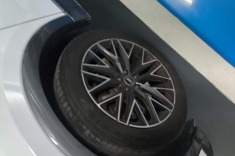 Used Audi Q5 e-tron 2022 40 e-tron Starry Edition Luxury Package Left Front Wheel Hub