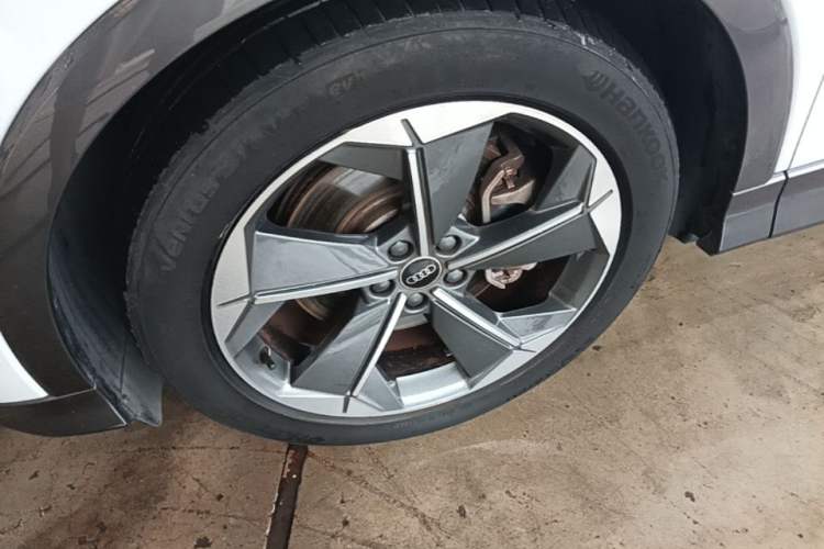 Used Audi Q5 e-tron 2022 40 e-tron Starry Edition Luxury Package Left Front Wheel Hub