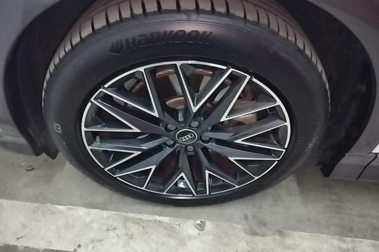 Used Audi Q5 e-tron 2022 40 e-tron Starry Edition Luxury Package Left Front Wheel Hub