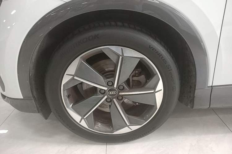 Used Audi Q5 e-tron 2022 40 e-tron Starry Edition Luxury Package Left Front Wheel Hub
