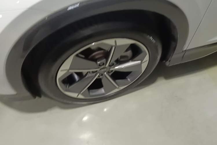 Used Audi Q5 e-tron 2022 40 e-tron Starry Edition Luxury Package Left Front Wheel Hub