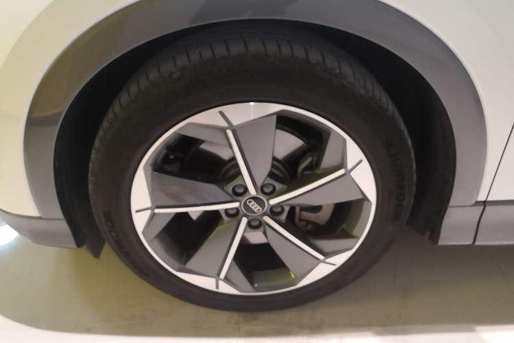 Used Audi Q5 e-tron 2022 40 e-tron Starry Edition Luxury Package Left Front Wheel Hub
