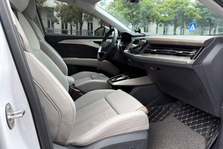 Used Audi Q5 e-tron 2022 40 e-tron Starry Edition Luxury Package Right Front Seat