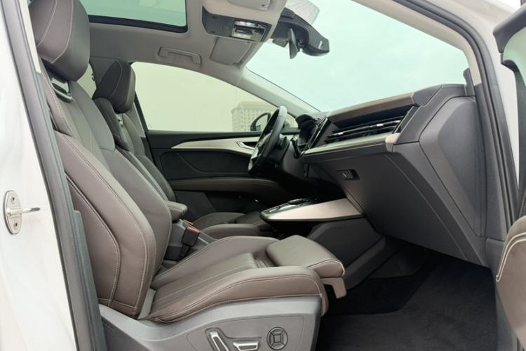 Used Audi Q5 e-tron 2022 50 e-tron quattro Glory Edition Elegant Suit Right Front Seat