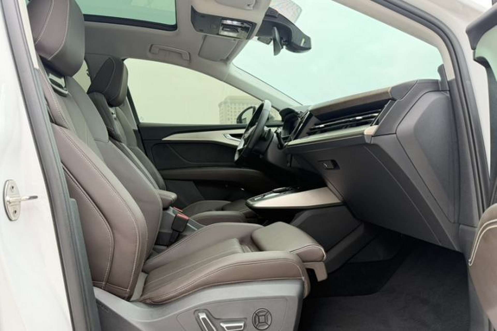 Used Audi Q5 e-tron 2022 50 e-tron quattro Glory Edition Elegant Suit Right Front Seat
