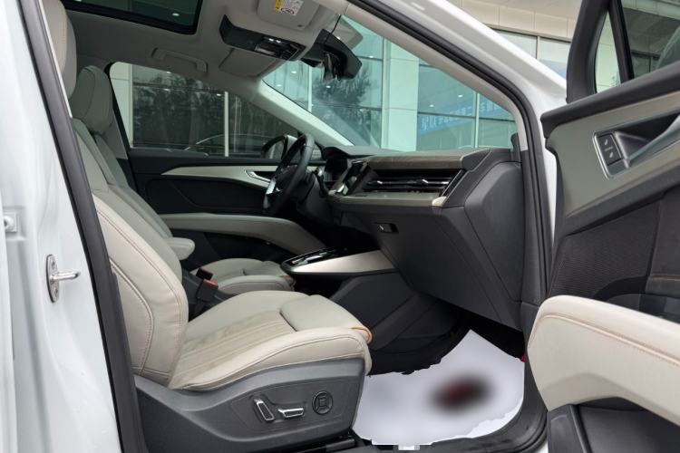 Used Audi Q5 e-tron 2022 40 e-tron Starry Edition Luxury Package Right Front Seat