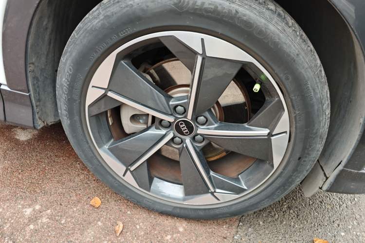 Used Audi Q5 e-tron 2022 40 e-tron Starry Edition Luxury Package Right Front Wheel Hub