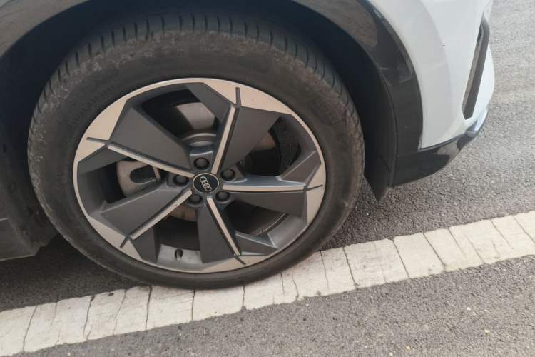 Used Audi Q5 e-tron 2022 40 e-tron Starry Edition Luxury Package Right Front Wheel Hub