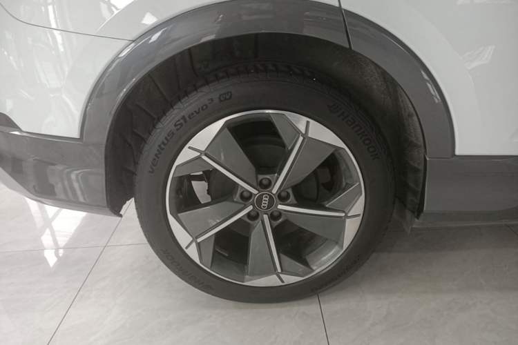 Used Audi Q5 e-tron 2022 40 e-tron Starry Edition Luxury Package Right Rear Wheel Hub