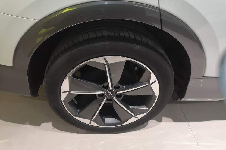 Used Audi Q5 e-tron 2022 40 e-tron Starry Edition Luxury Package Right Rear Wheel Hub