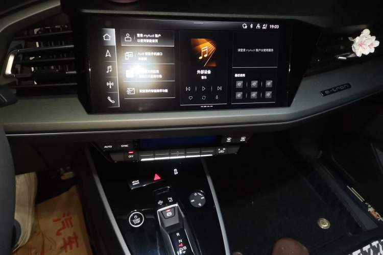 Used Audi Q5 e-tron 2023 40 e-tron Shining Edition Mecha Kit Audio And AC Panel