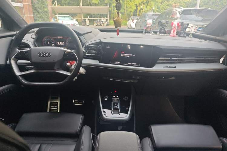 Used Audi Q5 e-tron 2023 40 e-tron Shining Edition Mecha Kit Center Console