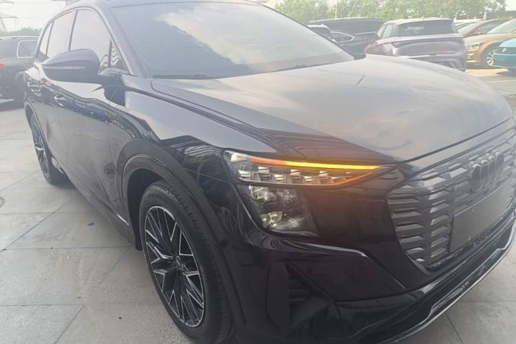 Used Audi Q5 e-tron 2023 40 e-tron Starry Edition Mecha Kit Front Right 45 Deg