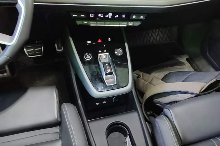 Used Audi Q5 e-tron 2023 40 e-tron Shining Edition Mecha Kit Gear Lever
