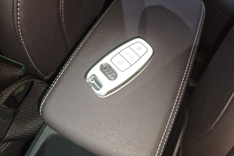 Used Audi Q5 e-tron 2023 40 e-tron Shining Edition Mecha Kit Interior 1