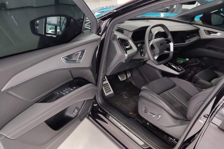 Used Audi Q5 e-tron 2023 40 e-tron Shining Edition Mecha Kit Interior 3