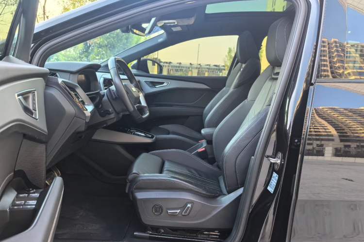 Used Audi Q5 e-tron 2023 40 e-tron Shining Edition Mecha Kit Interior 4