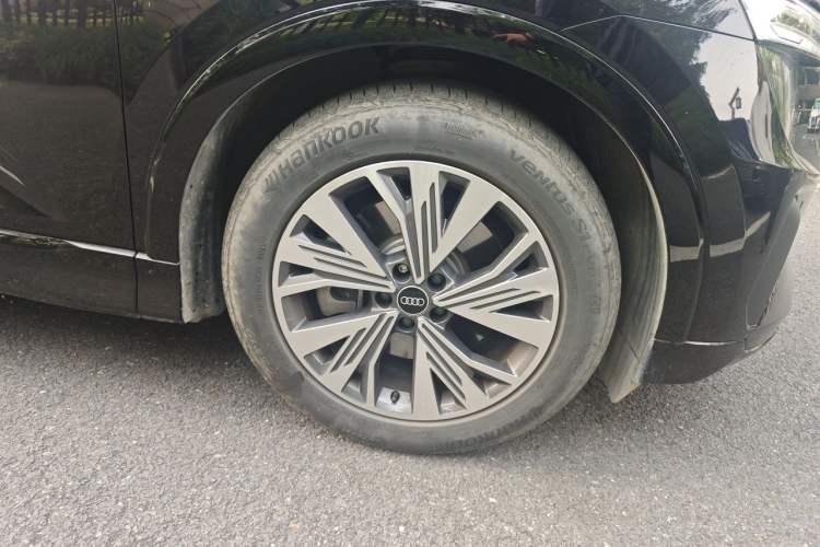 Used Audi Q5 e-tron 2023 40 e-tron Shining Edition Mecha Kit Right Front Wheel Hub
