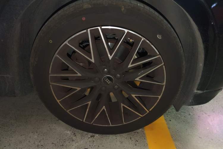 Used Audi Q5 e-tron 2023 40 e-tron Shining Edition Mecha Kit Right Front Wheel Hub