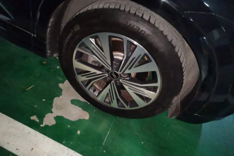 Used Audi Q5 e-tron 2023 40 e-tron Shining Edition Mecha Kit Right Front Wheel Hub