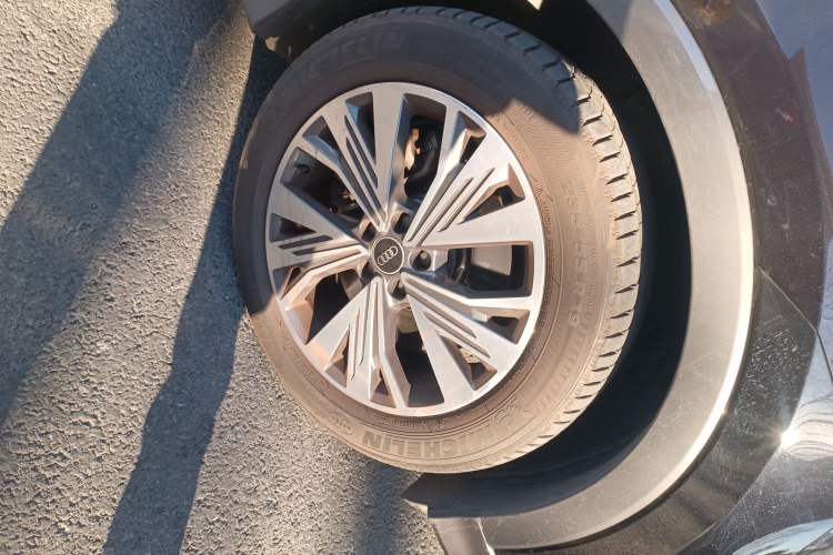 Used Audi Q5 e-tron 2023 40 e-tron Shining Edition Brocade Suit Right Front Wheel Hub
