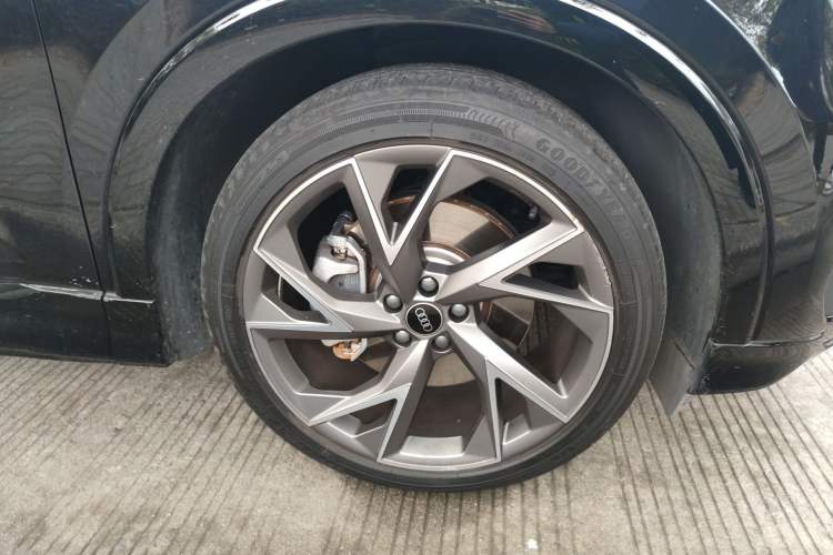 Used Audi Q5 e-tron 2023 40 e-tron Starry Edition Luxury Package Right Front Wheel Hub