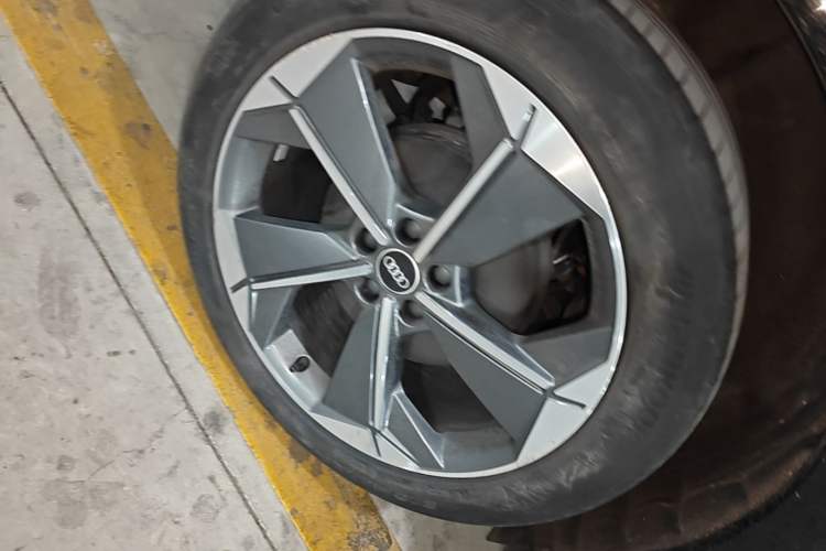 Used Audi Q5 e-tron 2023 40 e-tron Starry Edition Luxury Package Right Rear Wheel Hub