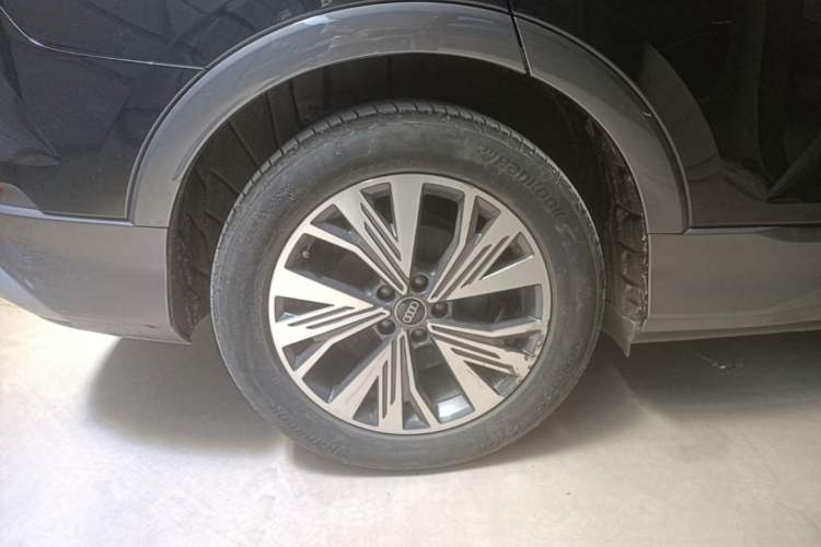Used Audi Q5 e-tron 2023 40 e-tron Shining Edition Brocade Suit Right Rear Wheel Hub