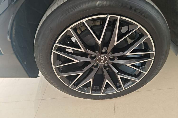 Used Audi Q5 e-tron 2023 40 e-tron Shining Edition Mecha Kit Right Rear Wheel Hub