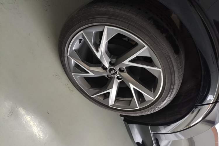 Used Audi Q5 e-tron 2023 40 e-tron Starry Edition Black Warrior Version Right Rear Wheel Hub