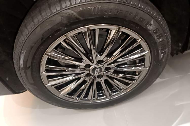 Used Audi Q5 e-tron 2023 40 e-tron Shining Edition Brocade Suit Right Rear Wheel Hub