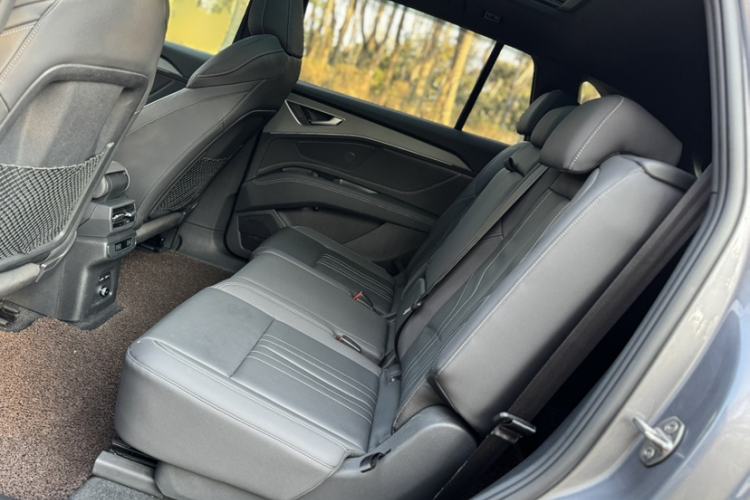 Used Audi Q5 e-tron 2023 40 e-tron Shining Edition Mecha Kit Interior 9