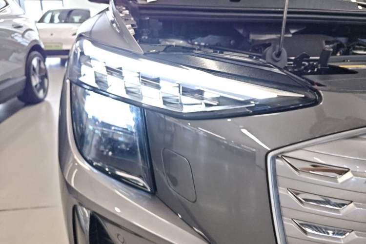 Used Audi Q5 e-tron 2023 40 e-tron Shining Edition Brocade Suit Right Front Headlight