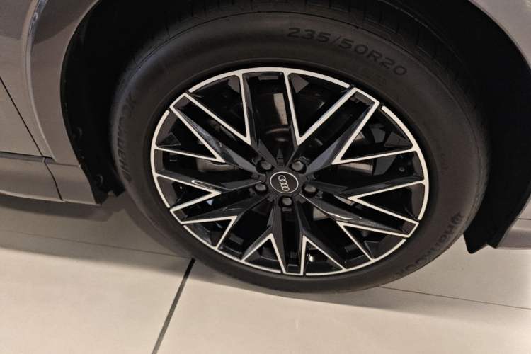 Used Audi Q5 e-tron 2023 40 e-tron Shining Edition Brocade Suit Right Front Wheel Hub