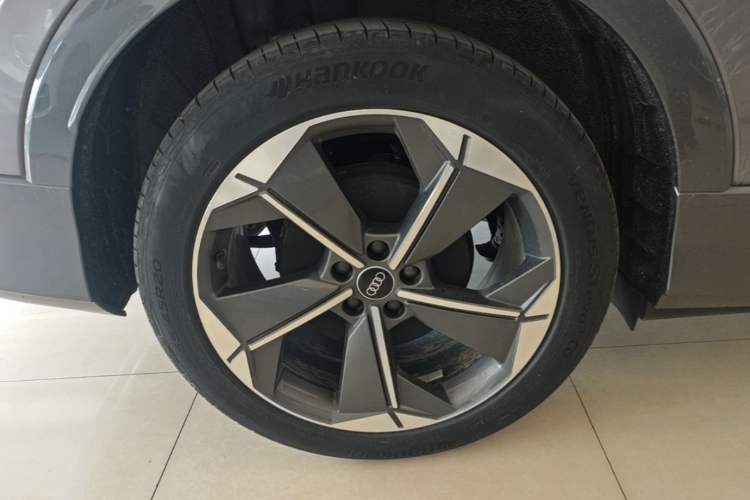 Used Audi Q5 e-tron 2023 40 e-tron Starry Edition Luxury Package Right Rear Wheel Hub