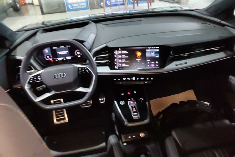 Used Audi Q5 e-tron 2023 40 e-tron Shining Edition Brocade Suit Center Console