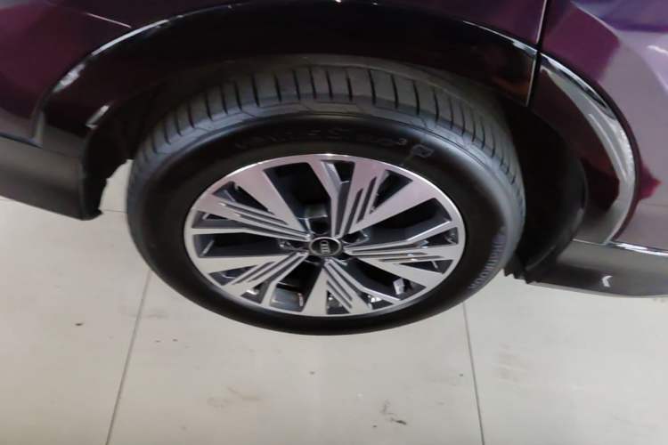 Used Audi Q5 e-tron 2023 40 e-tron Shining Edition Brocade Suit Right Rear Wheel Hub