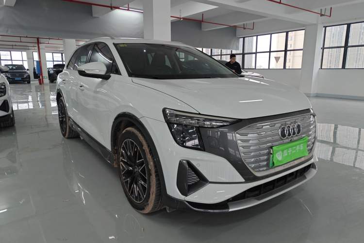 Used Audi Q5 e-tron 2023 40 e-tron Starry Edition Mecha Kit Front Right 45 Deg
