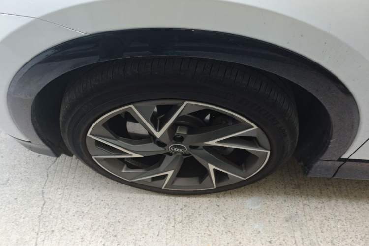 Used Audi Q5 e-tron 2023 40 e-tron Starry Edition White Mage Version Left Front Wheel Hub