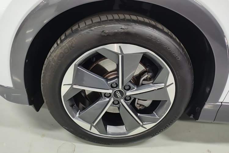 Used Audi Q5 e-tron 2023 40 e-tron Starry Edition Luxury Package Left Front Wheel Hub