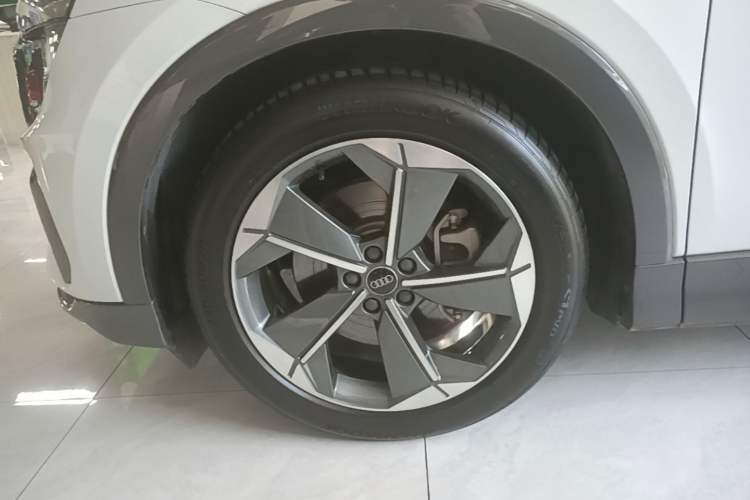 Used Audi Q5 e-tron 2023 40 e-tron Starry Edition Luxury Package Left Front Wheel Hub