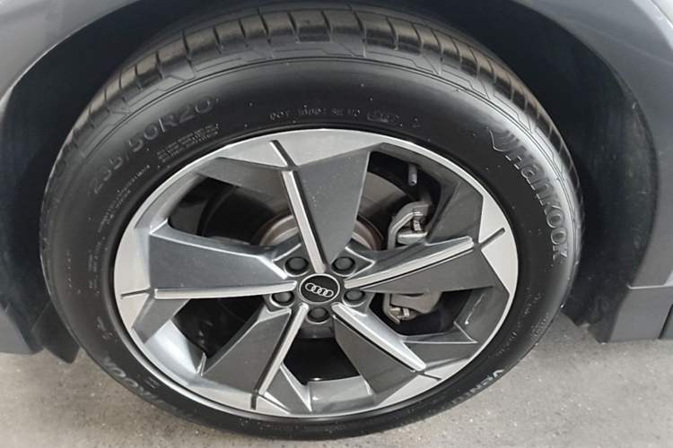 Used Audi Q5 e-tron 2023 40 e-tron Starry Edition Luxury Package Left Front Wheel Hub