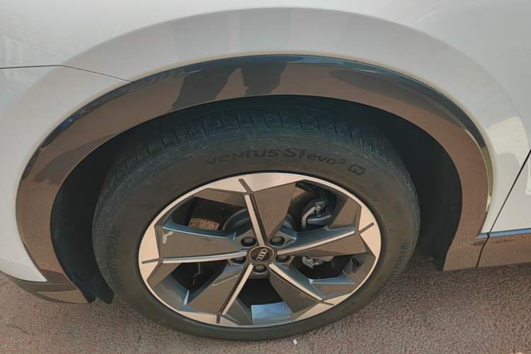 Used Audi Q5 e-tron 2023 40 e-tron Starry Edition Luxury Package Left Front Wheel Hub