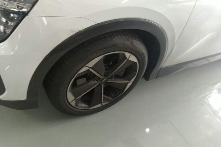 Used Audi Q5 e-tron 2023 40 e-tron Starry Edition Luxury Package Left Front Wheel Hub