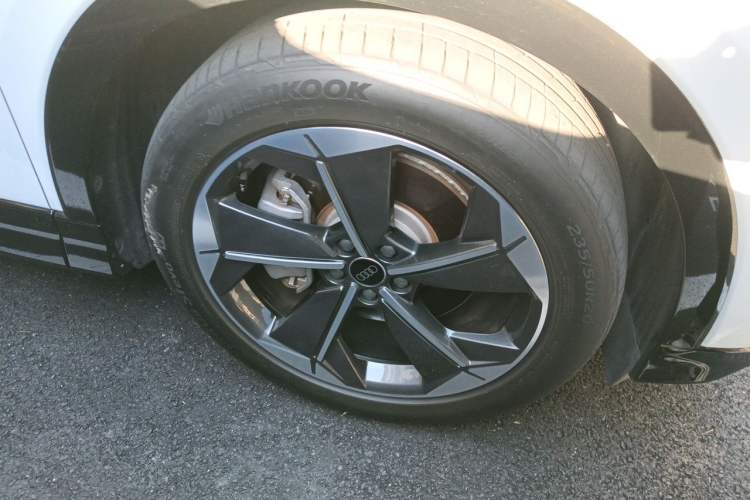 Used Audi Q5 e-tron 2023 40 e-tron Starry Edition Luxury Package Right Front Wheel Hub